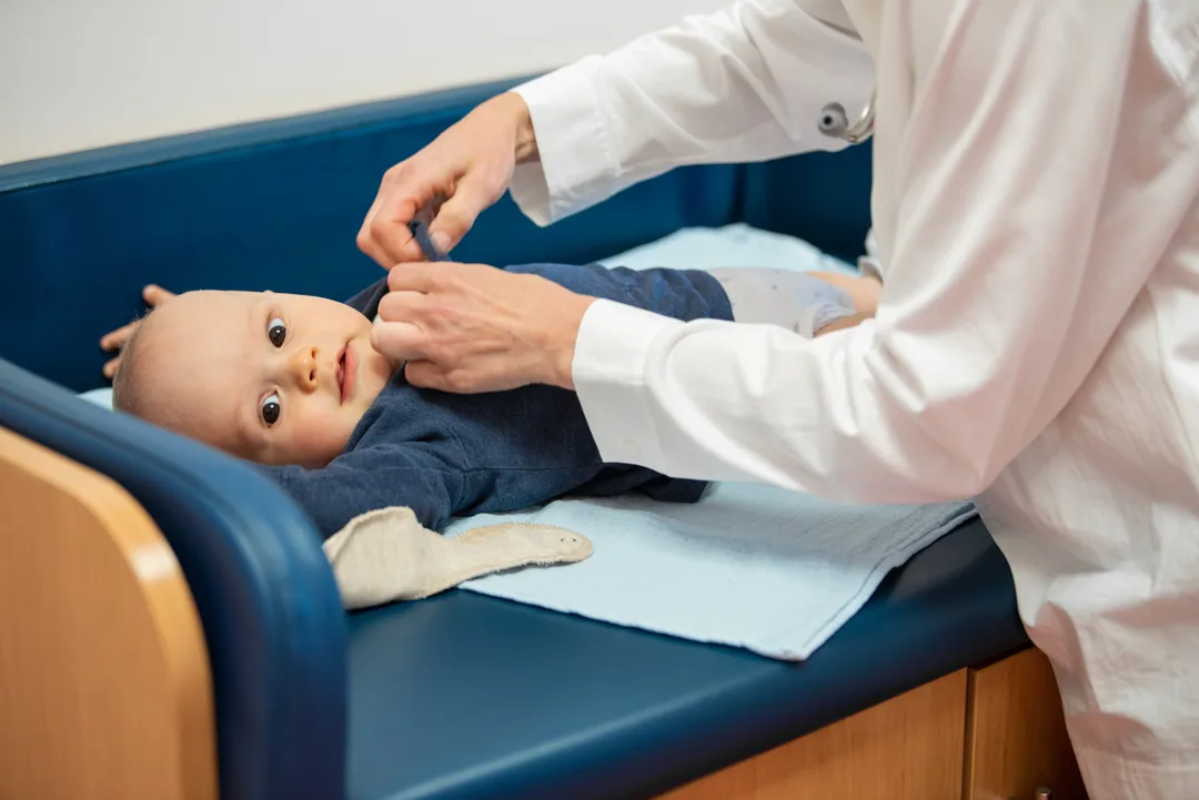 Kinderärztliche Untersuchung eines Säuglings